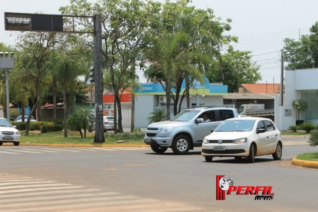 Falta de sinalização gera multas em semáforos de Três Lagoas