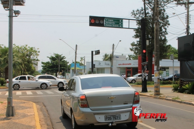 Falta de sinalização gera multas em semáforos de Três Lagoas