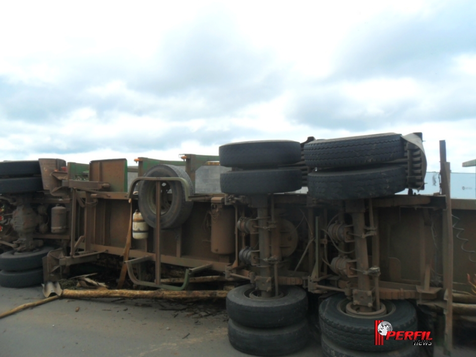 Carreta de eucalipto, tomba na BR-158 e motorista tem ferimentos leves