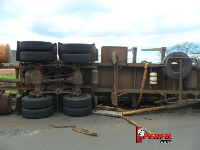 Carreta de eucalipto, tomba na BR-158 e motorista tem ferimentos leves