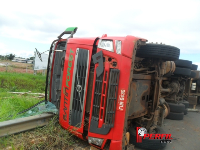 Carreta de eucalipto, tomba na BR-158 e motorista tem ferimentos leves