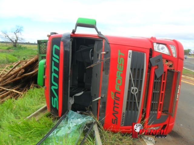 Carreta de eucalipto, tomba na BR-158 e motorista tem ferimentos leves