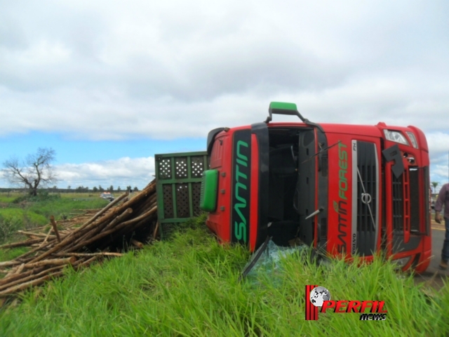 Carreta de eucalipto, tomba na BR-158 e motorista tem ferimentos leves