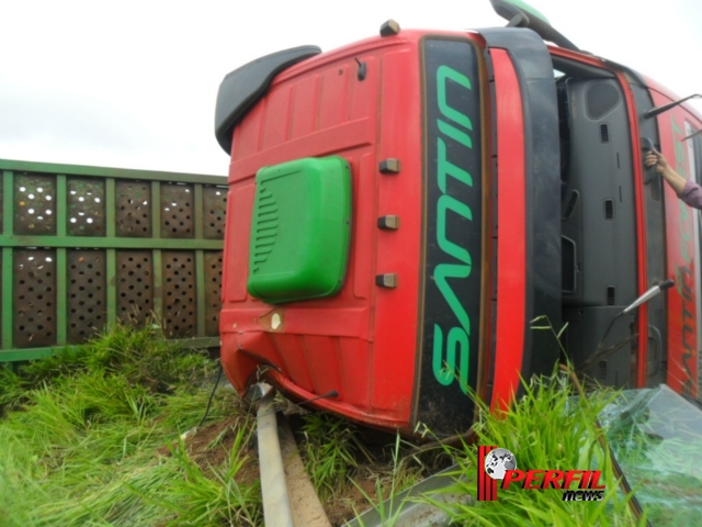 Carreta de eucalipto, tomba na BR-158 e motorista tem ferimentos leves