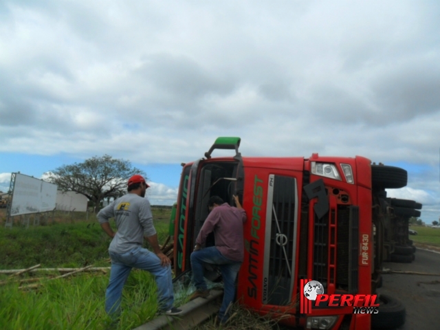 Carreta de eucalipto, tomba na BR-158 e motorista tem ferimentos leves