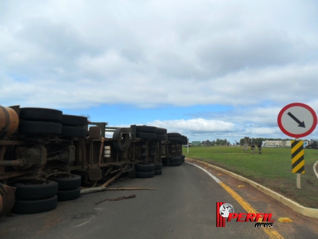 Carreta de eucalipto, tomba na BR-158 e motorista tem ferimentos leves