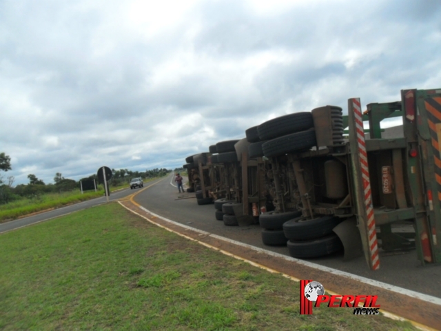 Carreta de eucalipto, tomba na BR-158 e motorista tem ferimentos leves