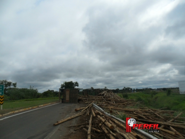 Carreta de eucalipto, tomba na BR-158 e motorista tem ferimentos leves