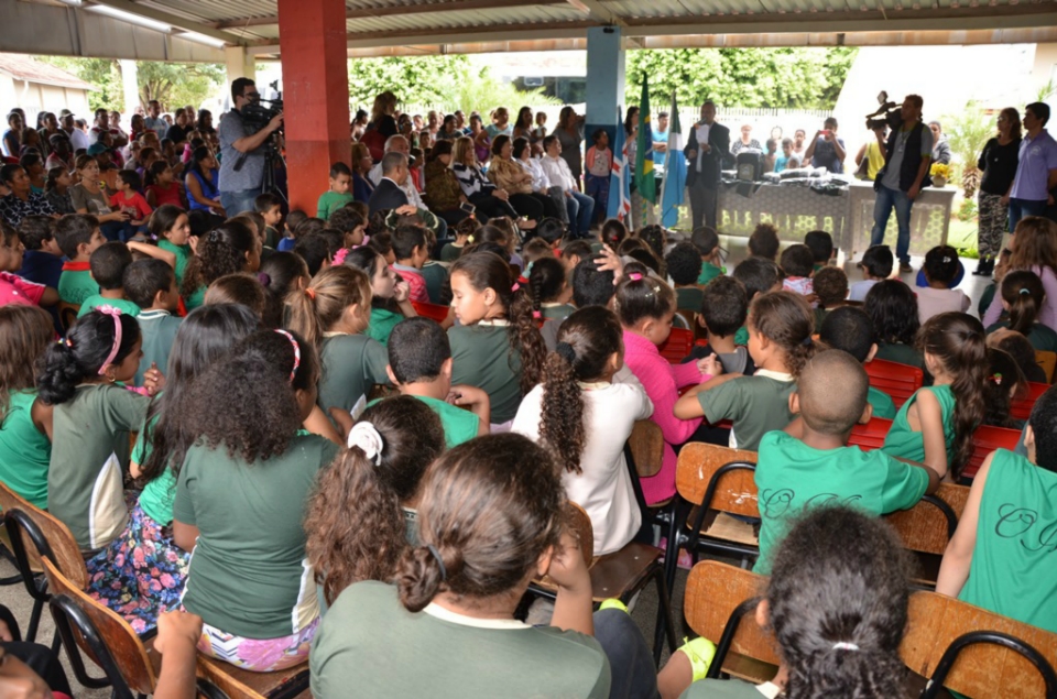 Marcia Moura entrega uniformes e kits escolares para alunos da REME