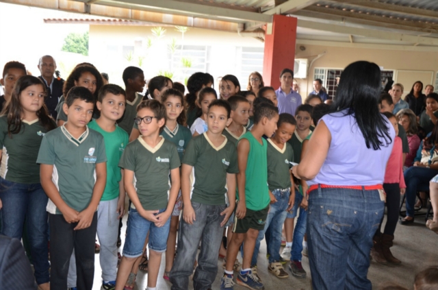 Marcia Moura entrega uniformes e kits escolares para alunos da REME