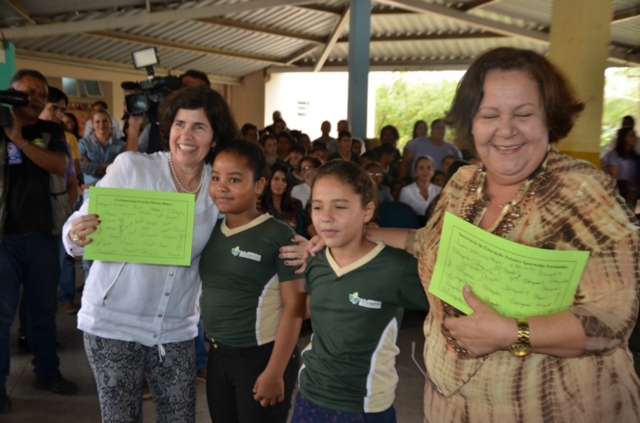 Marcia Moura entrega uniformes e kits escolares para alunos da REME
