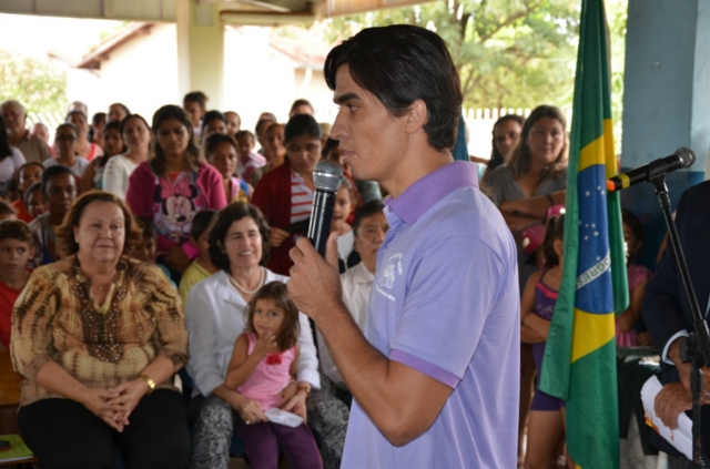 Marcia Moura entrega uniformes e kits escolares para alunos da REME