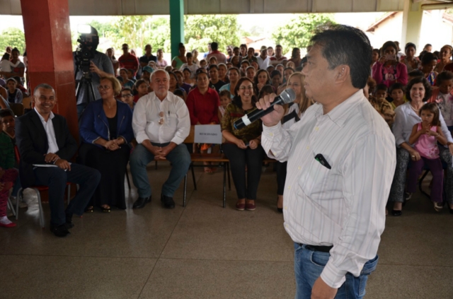 Marcia Moura entrega uniformes e kits escolares para alunos da REME