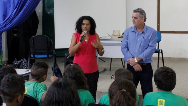Escola Jomap recebe lousas do deputado Angelo Guerreiro