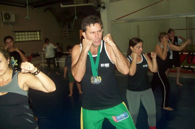 Atleta três-lagoense representará o país no Campeonato Mundial de Kickboxing