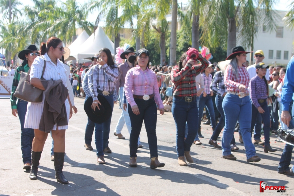 Desfile de 101 anos de Três Lagoas atrai 4 mil pessoas Desfile de 101 anos de Três Lagoas atrai 4 mil pessoas