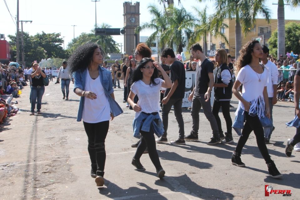 Desfile de 101 anos de Três Lagoas atrai 4 mil pessoas Desfile de 101 anos de Três Lagoas atrai 4 mil pessoas