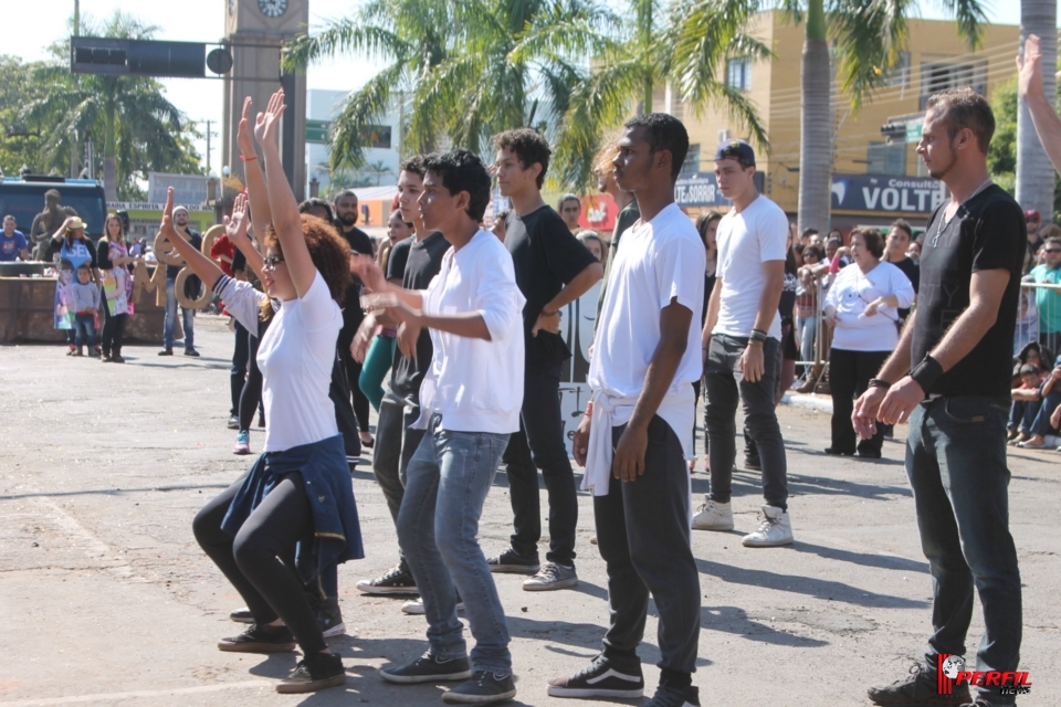 Desfile de 101 anos de Três Lagoas atrai 4 mil pessoas Desfile de 101 anos de Três Lagoas atrai 4 mil pessoas