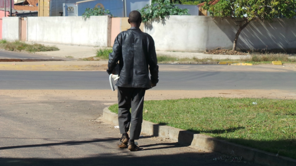 Lixão em terreno baldio irrita moradores e mostra descaso da prefeitura Lixão em terreno baldio irrita moradores e mostra descaso da prefeitura