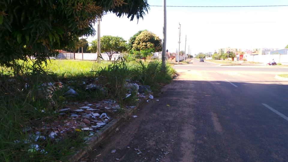 Lixão em terreno baldio irrita moradores e mostra descaso da prefeitura Lixão em terreno baldio irrita moradores e mostra descaso da prefeitura