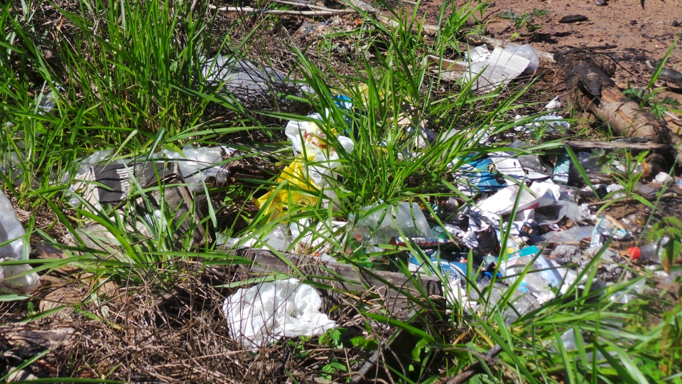 Lixão em terreno baldio irrita moradores e mostra descaso da prefeitura Lixão em terreno baldio irrita moradores e mostra descaso da prefeitura