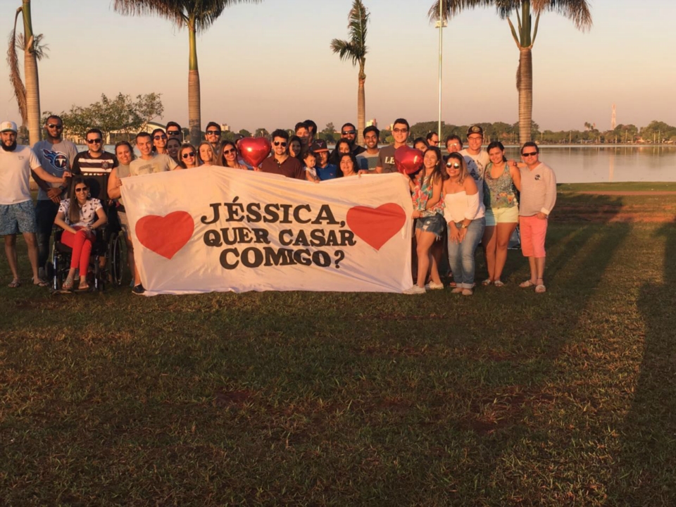 Jovem três-lagoense surpreende noiva com pedido de casamento que veio do céu Jovem três-lagoense surpreende noiva com pedido de casamento que veio do céu