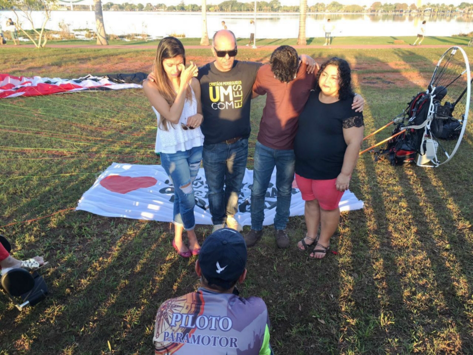 Jovem três-lagoense surpreende noiva com pedido de casamento que veio do céu Jovem três-lagoense surpreende noiva com pedido de casamento que veio do céu