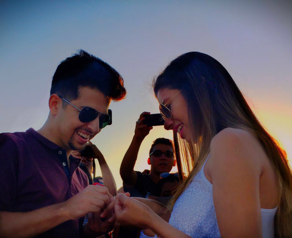 Jovem três-lagoense surpreende noiva com pedido de casamento que veio do céu Jovem três-lagoense surpreende noiva com pedido de casamento que veio do céu