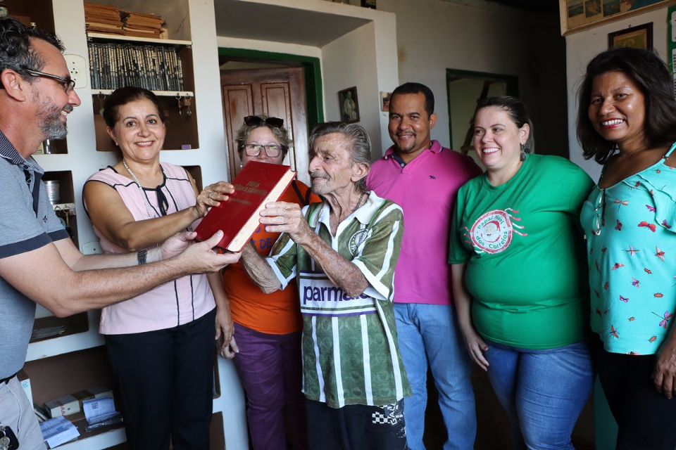 Idoso de 84 anos doa coleção de livros para escolas em Três Lagoas