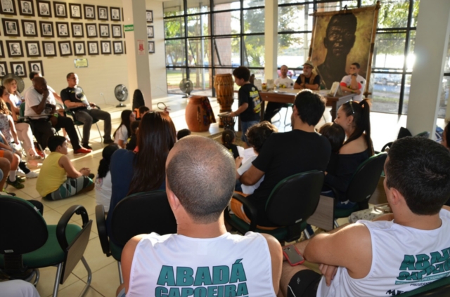 Mestre Camisa, criador da Abadá-Capoeira, lança livro na Biblioteca Municipal
