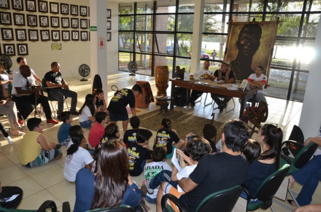 Mestre Camisa, criador da Abadá-Capoeira, lança livro na Biblioteca Municipal