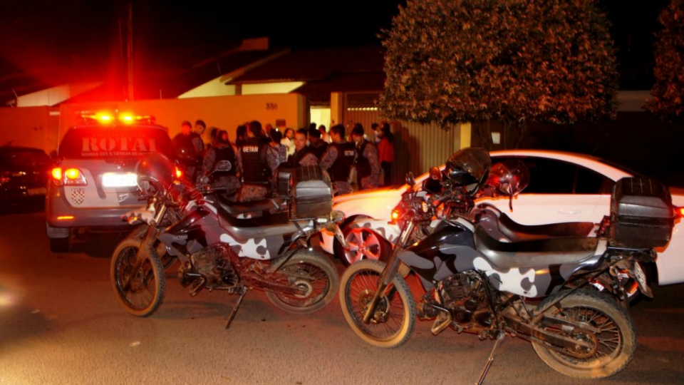 Debutante fã da ROTAI de Três Lagoas recebe surpresa de policiais