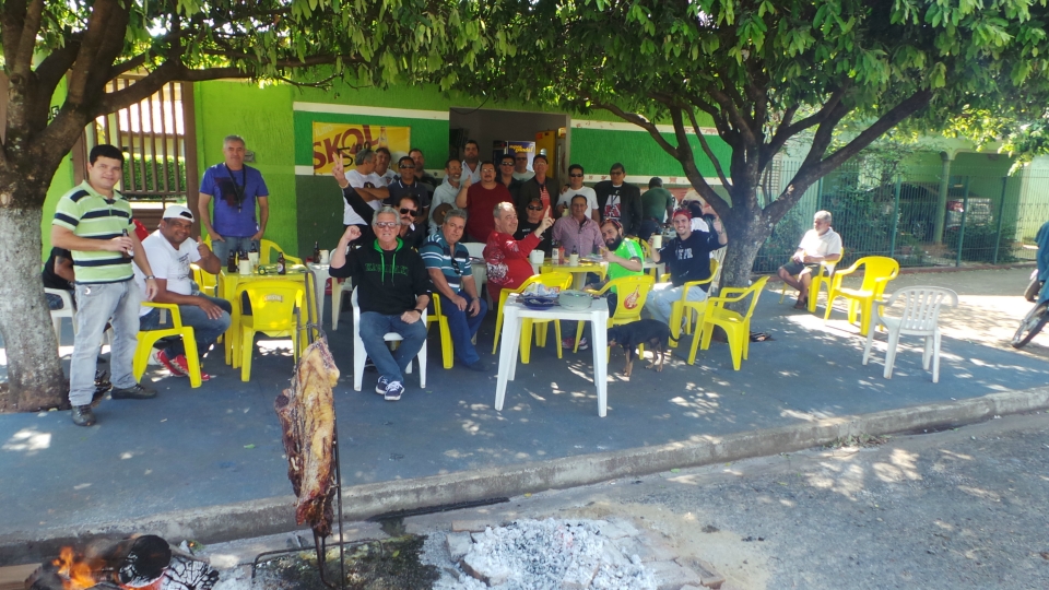 Em Três Lagoas boteco comemora dois anos com costelada na rua Em Três Lagoas boteco comemora dois anos com costelada na rua