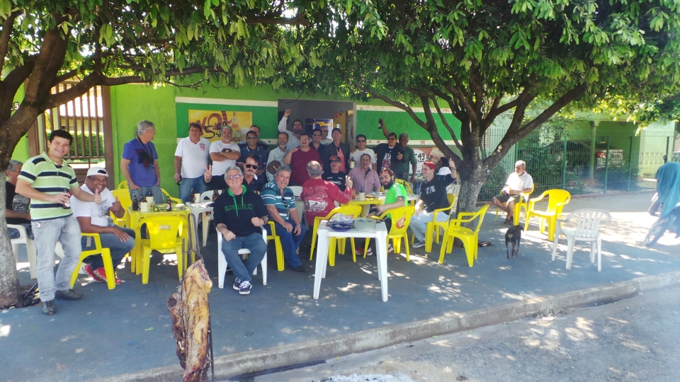 Em Três Lagoas boteco comemora dois anos com costelada na rua Em Três Lagoas boteco comemora dois anos com costelada na rua