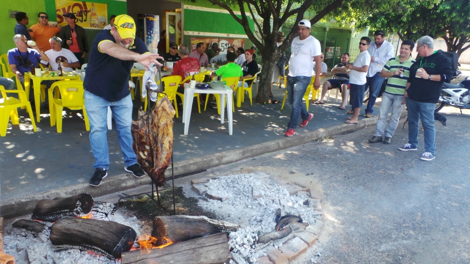 Em Três Lagoas boteco comemora dois anos com costelada na rua Em Três Lagoas boteco comemora dois anos com costelada na rua