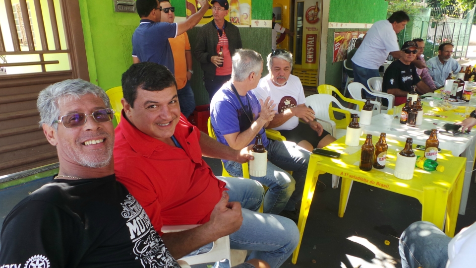 Em Três Lagoas boteco comemora dois anos com costelada na rua Em Três Lagoas boteco comemora dois anos com costelada na rua