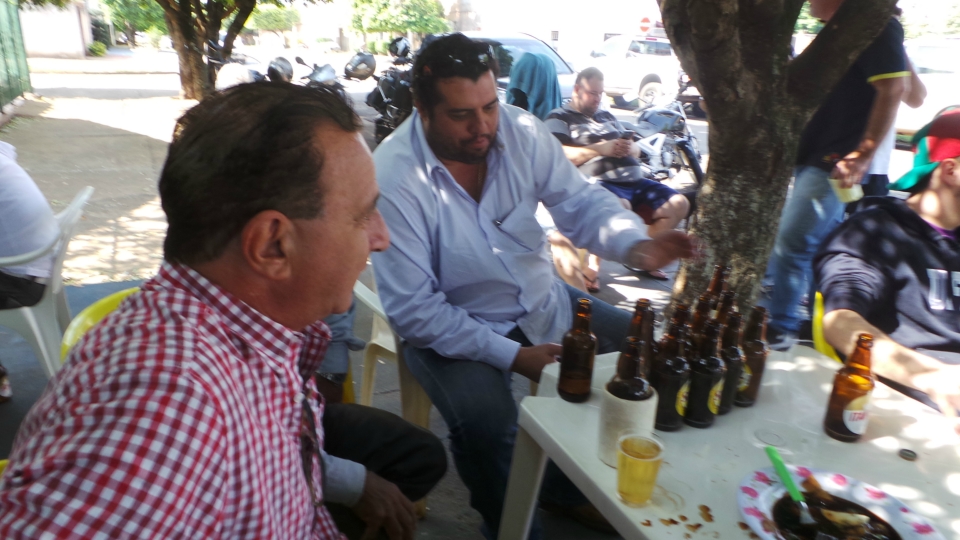 Em Três Lagoas boteco comemora dois anos com costelada na rua Em Três Lagoas boteco comemora dois anos com costelada na rua