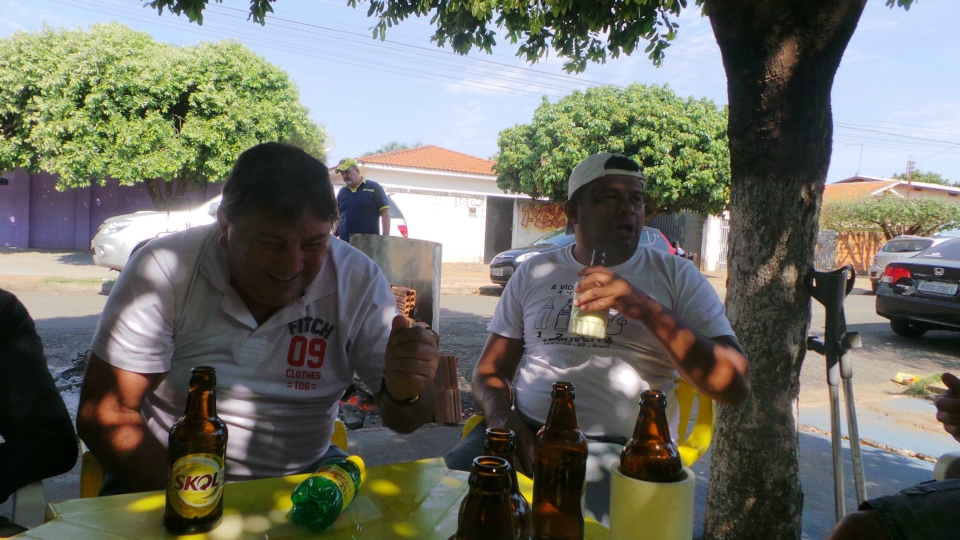 Em Três Lagoas boteco comemora dois anos com costelada na rua Em Três Lagoas boteco comemora dois anos com costelada na rua
