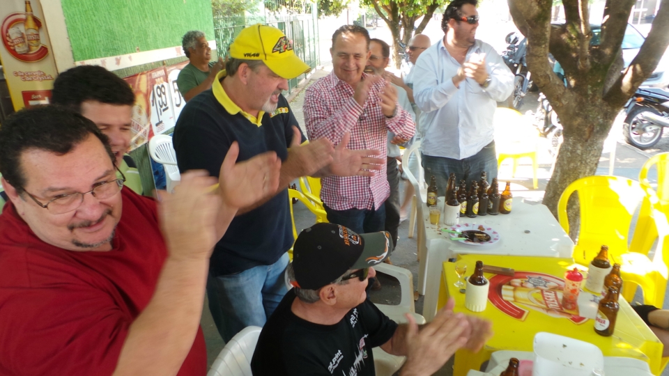 Em Três Lagoas boteco comemora dois anos com costelada na rua Em Três Lagoas boteco comemora dois anos com costelada na rua
