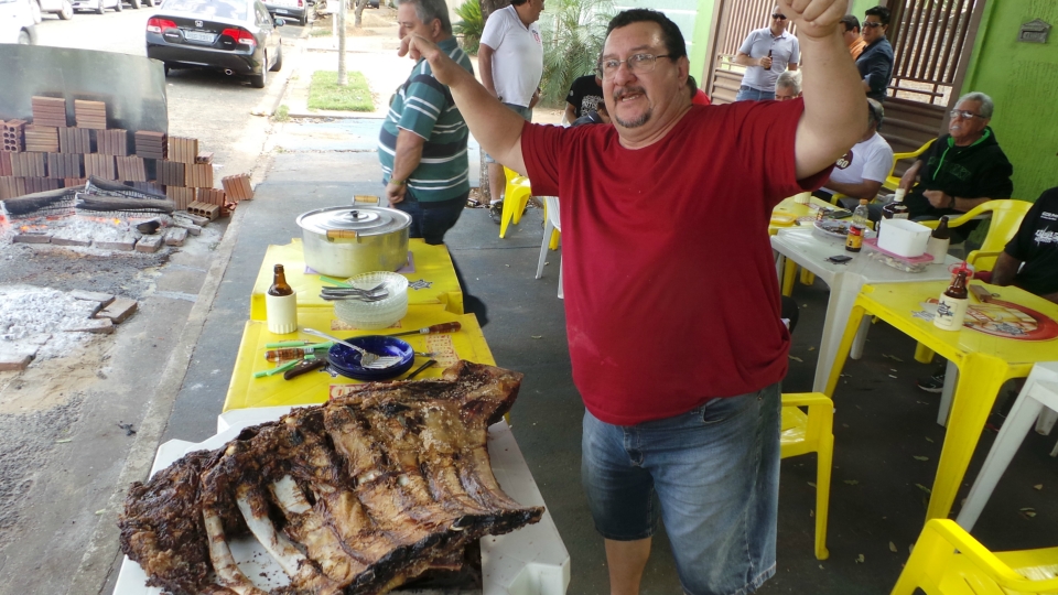 Em Três Lagoas boteco comemora dois anos com costelada na rua Em Três Lagoas boteco comemora dois anos com costelada na rua