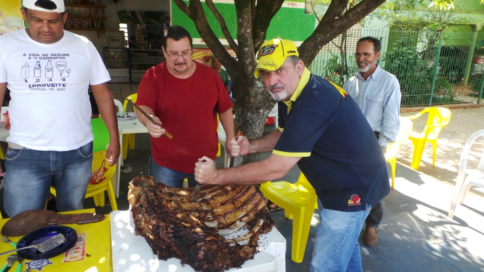 Em Três Lagoas boteco comemora dois anos com costelada na rua Em Três Lagoas boteco comemora dois anos com costelada na rua