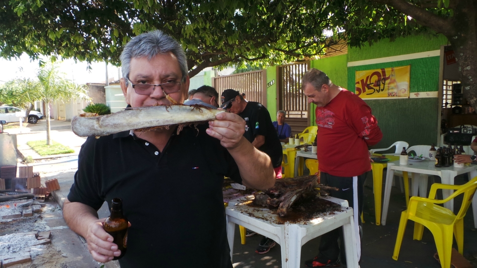 Em Três Lagoas boteco comemora dois anos com costelada na rua Em Três Lagoas boteco comemora dois anos com costelada na rua