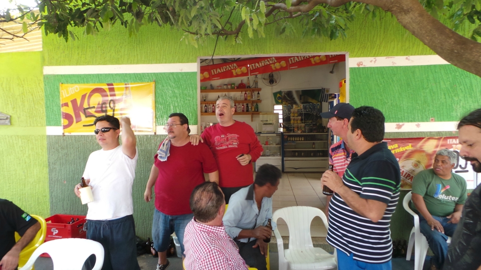 Em Três Lagoas boteco comemora dois anos com costelada na rua Em Três Lagoas boteco comemora dois anos com costelada na rua