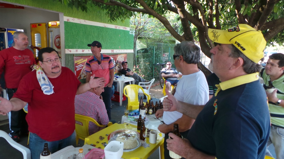 Em Três Lagoas boteco comemora dois anos com costelada na rua Em Três Lagoas boteco comemora dois anos com costelada na rua