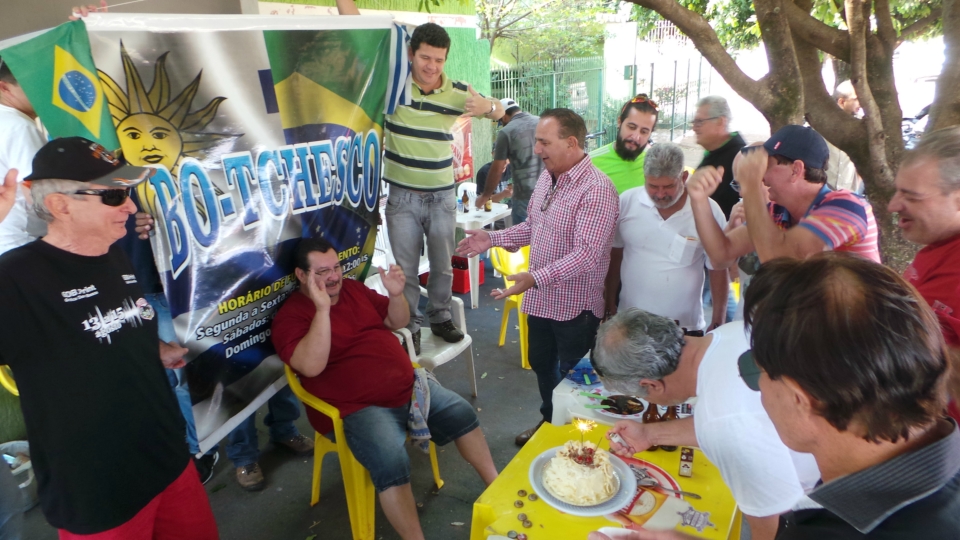 Em Três Lagoas boteco comemora dois anos com costelada na rua Em Três Lagoas boteco comemora dois anos com costelada na rua
