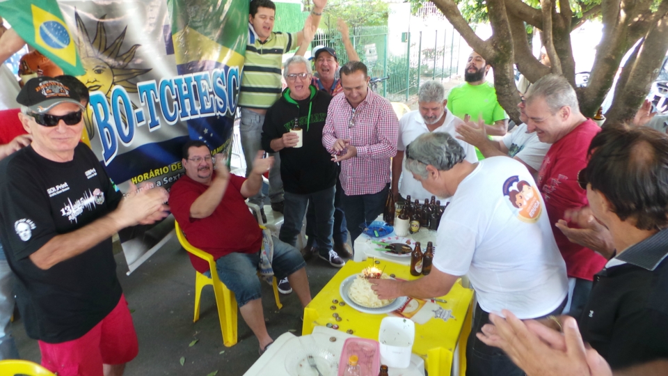 Em Três Lagoas boteco comemora dois anos com costelada na rua Em Três Lagoas boteco comemora dois anos com costelada na rua