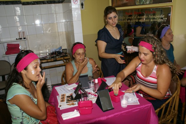 Salão CIA da Beleza participa de demonstração da Mary Kay