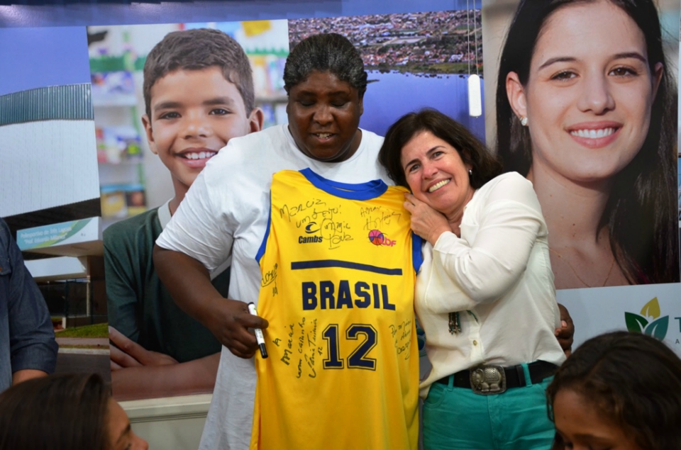Prefeita parabeniza atletas do basquete que foram destaque nos Jogos Escolares da Juventude