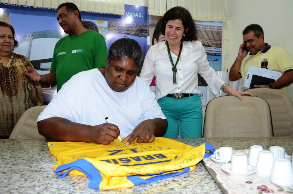 Prefeita parabeniza atletas do basquete que foram destaque nos Jogos Escolares da Juventude