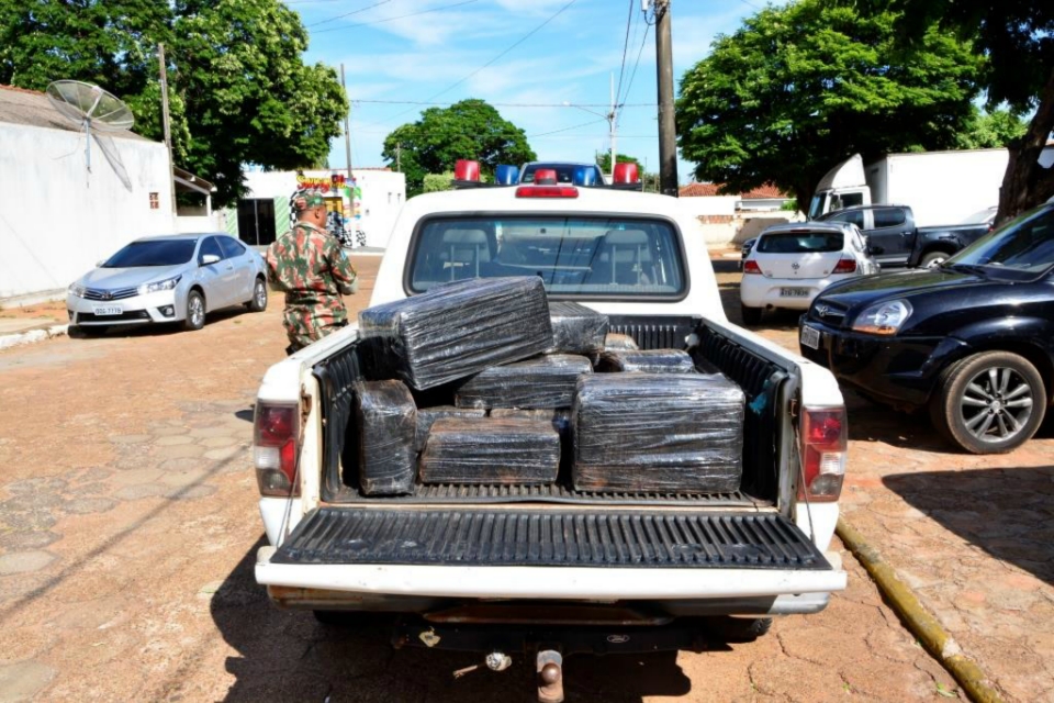 PMA apreende veículo com 266 kg de maconha em estrada vicinal de Bataguassu
